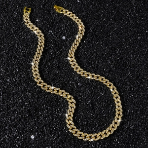 9mm Cuban Link Kette mit glänzenden Diamanten in Gold auf schwarzem Stein Hintergrund