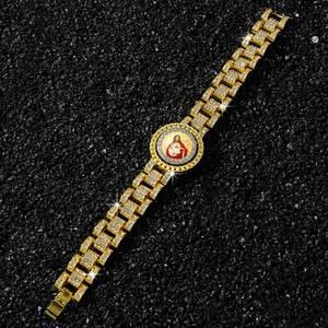 Détail du bracelet hip-hop plaqué or avec cristaux pavés et icône religieuse de Jésus