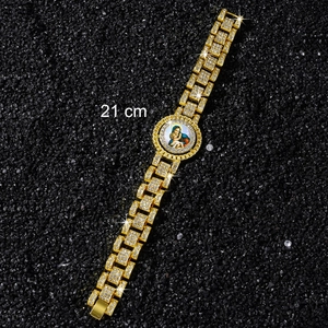 Détail du bracelet chaîne doré de 21 cm avec strass et médaille religieuse de la Madone