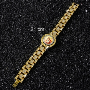 Détail d'un bracelet religieux doré de 21 cm avec portrait de Jésus et strass brillants