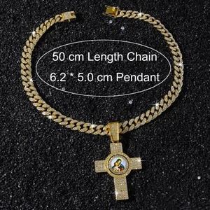 Détail de la chaîne cubaine dorée de 50cm avec pendentif croix et icône de la Vierge