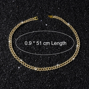 Details einer 9mm vergoldeten Hip-Hop-Kette mit funkelnden Kristallen und Verschluss