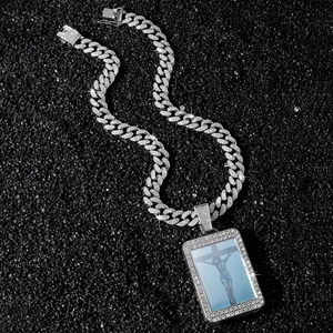 Chaîne cubaine argentée hip-hop avec pendentif croix en strass sur fond noir