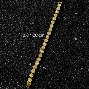 Detailansicht vergoldetes 8mm Gliederarmband mit glänzenden Mikro-Pave-Kristallen