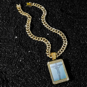 Chaîne cubaine dorée hip-hop avec pendentif croix et cristaux étincelants