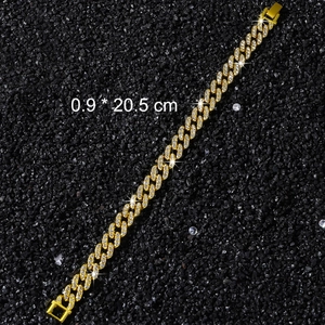 Dettaglio di un bracciale a catena cubana dorata da 9 mm con strass brillanti incastonati