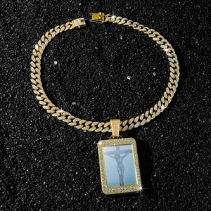 Détail du pendentif crucifix Jésus doré serti de strass sur une chaîne cubaine homme