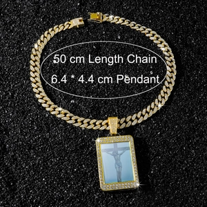 Détail du pendentif hip hop avec croix colorée et chaîne à mailles cubaines dorées