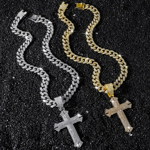 Collier hip hop avec pendentif croix serti de cristaux et grosse chaîne maille gourmette