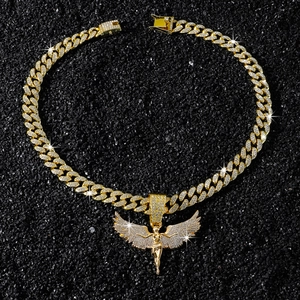Détail de la chaîne cubaine dorée sertie et du pendentif ange sur pierres noires