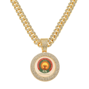 Collier chaîne cubaine dorée avec pendentif emblème AES orné de strass et d'un baobab