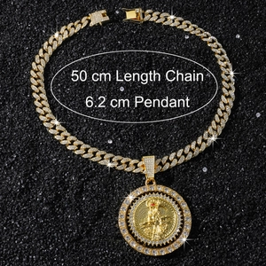 Détail d'une chaîne cubaine de 50cm avec pendentif Faucheuse de 6,2cm serti