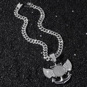 Collana hip hop con grande ciondolo ad ancora alata su una catena cubana d'argento con zirconi
