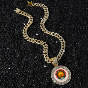 Collier hip hop homme chaîne cubaine dorée avec pendentif rond logo AES et strass