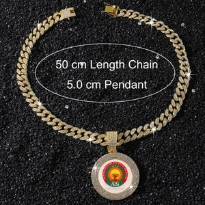 Détail de la chaîne cubaine dorée avec pendentif logo AES et dimensions de taille