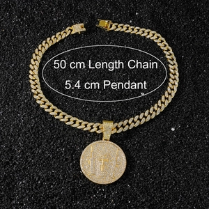 Détail de chaîne dorée 50cm et pendentif croix ronde 5,4cm avec cristaux brillants