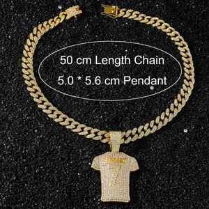 Détail du pendentif maillot numéro 7 style hip-hop doré avec cristaux scintillants