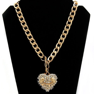 Detailansicht der Goldkette mit Herzanhänger und I Love You Gravur in Zirkonia