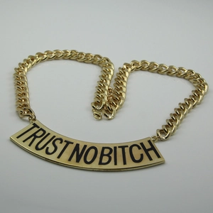 Collier gourmette dorée hip-hop avec un pendentif incurvé gravé Trust No Bitch chic