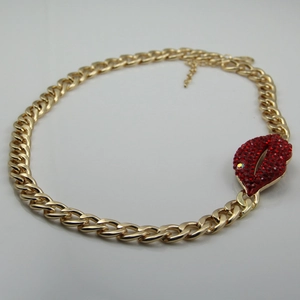 Collier Chaîne Cubaine Ton Or pour Femmes Avec Pendentif Lèvres Rouges Incrusté de Strass Rouges Accessoire de Bijoux de Mode Exagéré