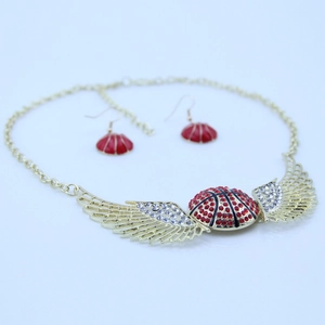 Set di gioielli con ali e basket, ciondolo con strass rossi e catena dorata