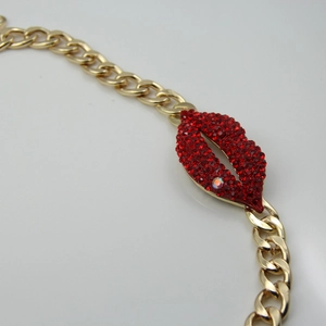 Collier à chaîne dorée avec un pendentif lèvres rouges étincelant orné de cristaux