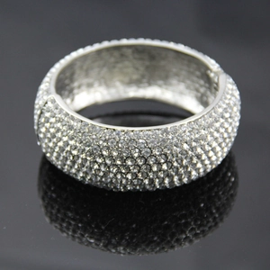 Bracelet jonc large argenté à charnière entièrement orné de strass brillants et clairs