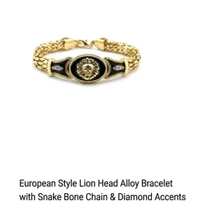 Makro-Detail eines goldenen Kettenarmbands mit Retro-Löwenkopf-Relief und Kristallen