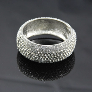 Gros plan sur un bracelet large à charnière avec pavage complet de strass brillants