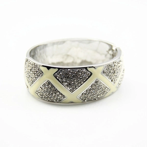 Bracelet large en alliage argenté avec strass brillants et motifs en émail beige