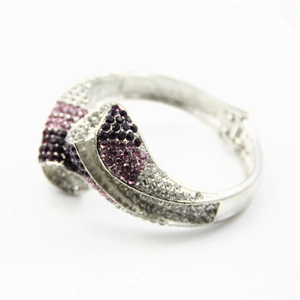 Gros plan d'un bracelet en alliage argenté serti de strass roses et violets brillants