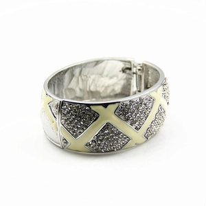 Vue détaillée du bracelet en argent avec émail crème en X et pavé de strass brillants