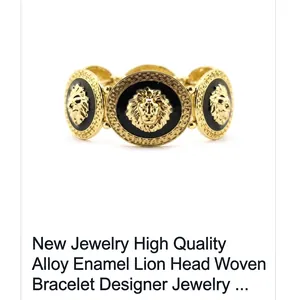 Detaillierte Makroansicht von Löwenkopf-Medaillons an einem Retro-Halsband in Gold und Schwarz