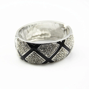 Bracelet large argenté pour femme avec strass brillants et motifs en émail noir en forme de X