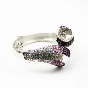 Détail du bracelet argenté orné de pétales en pavé de cristaux violets et blancs