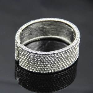Vue détaillée du bracelet large à charnière argenté serti de strass brillants et pavés