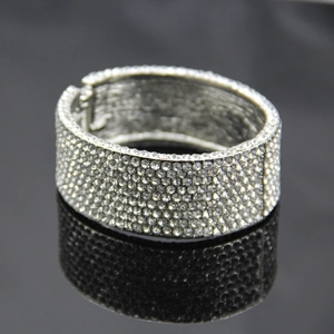 Vue détaillée du bracelet manchette en argent avec des rangées de strass étincelants