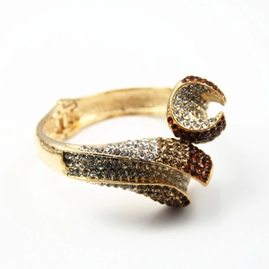 Bracelet manchette doré au design de feuille serti de strass brillants en dégradé
