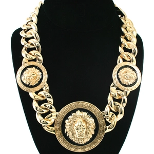 Collar de cadena gruesa dorada con colgantes de cabeza de león y greca clásica