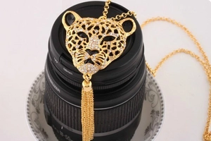 Luxurious Hollow Leopard Head Pendant Necklace With Long Tassel Rhinestone Inlaid Statement Jewelry Gold Plated Snake Chain Accessory For Women Gift