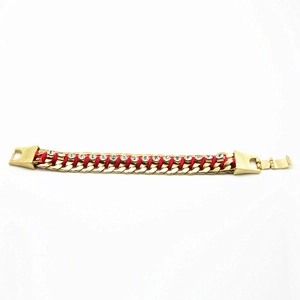 Détail du bracelet chaîne dorée avec corde tressée rouge et strass brillants à fermoir