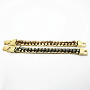 Détail d'un bracelet gourmette dorée avec strass et détails de corde tressée colorée