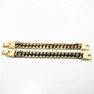 Détail macro de bracelets tissés à la main avec strass brillants et chaînes dorées