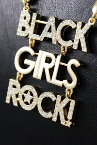 Nahaufnahme des dreischichtigen Black Girls Rock Anhängers mit Strass und Sternendetail