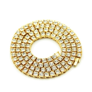 Detailaufnahme einer gewundenen goldenen Tenniskette mit rund gefassten Kristallen