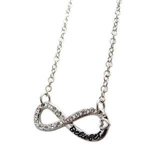 Collier infini avec strass clairs et gravure 'believe' sur une chaîne argentée
