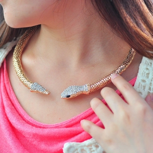 Collier Ras du Cou en Alliage Forme de Serpent pour Femmes Incrusté de Strass Bijoux Hip Hop Déclaration pour Boîte de Nuit