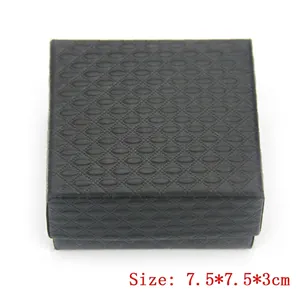 Dettaglio della scatola per gioielli quadrata nera con trama goffrata di 7,5x7,5x3cm