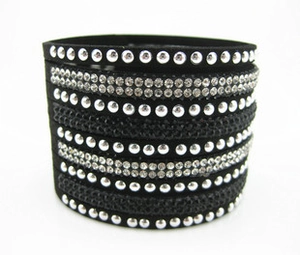 Détail du bracelet multicouche en velours avec clous argentés et strass étincelants