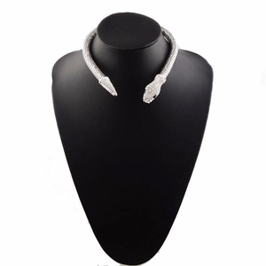 Collier ras du cou serpent argenté avec strass brillants sur un mannequin de cou